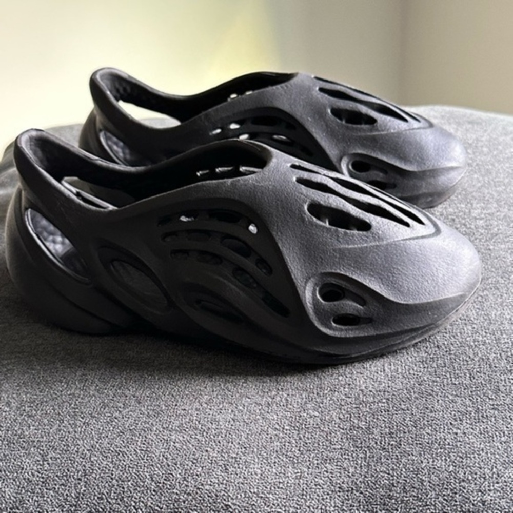 NWOT Black Cut Out Slip On Slides foam 38 or US 7.5